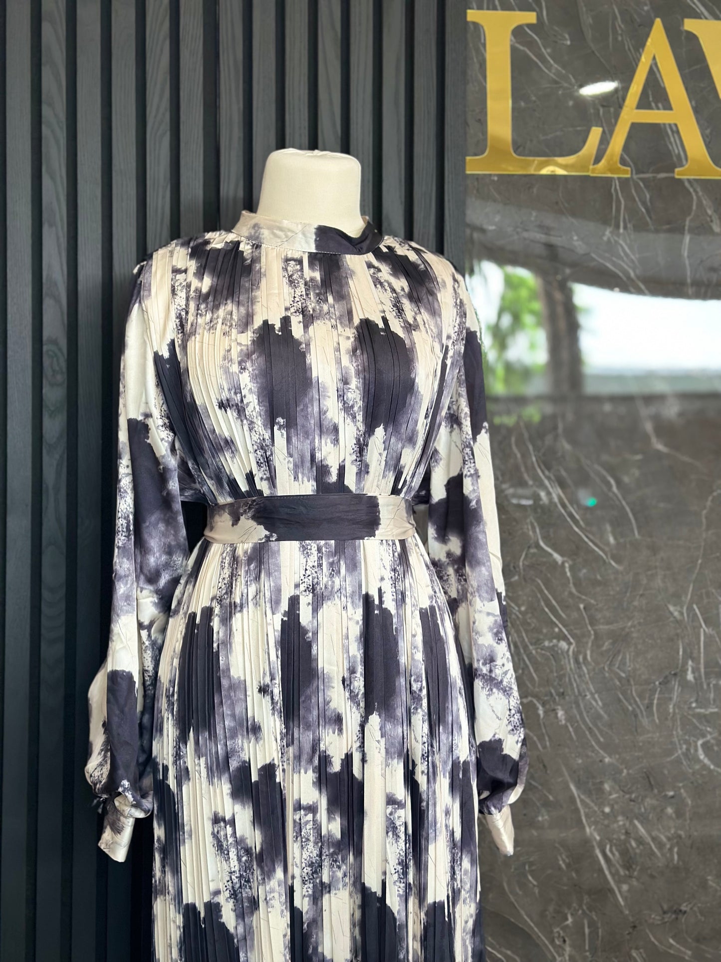 Zeitloses Plissee-Kleid in Schwarz-Weiß