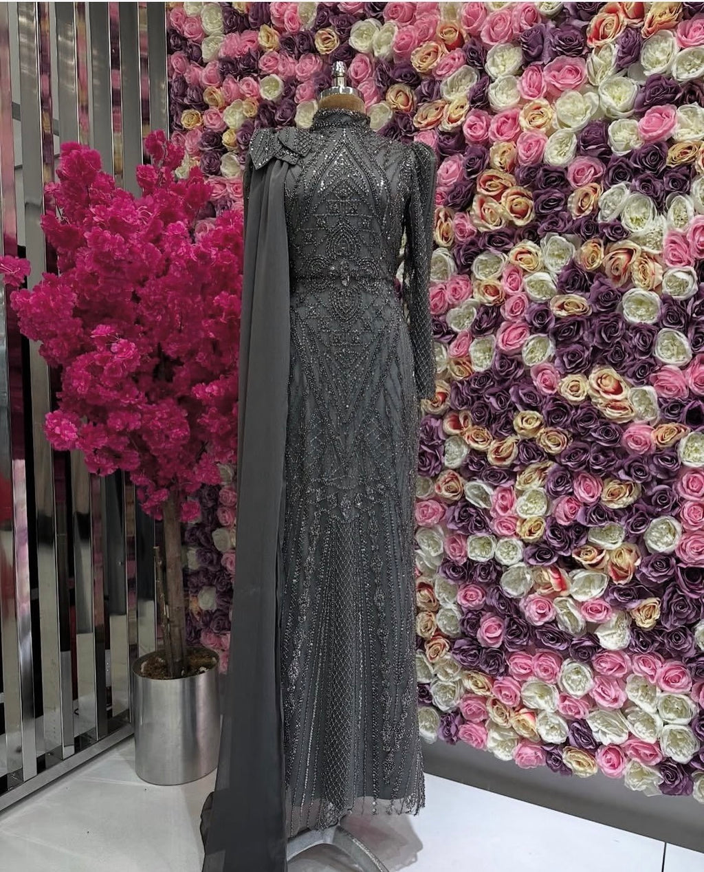 Abendkleid in Grau mit Perlen- und Paillettenstickerei