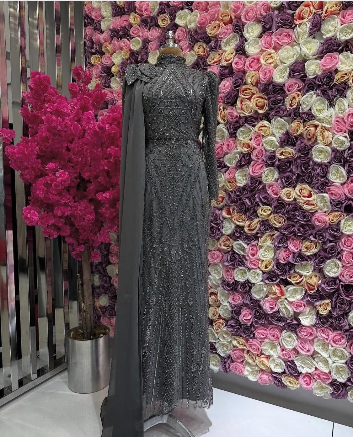 Abendkleid in Grau mit Perlen- und Paillettenstickerei