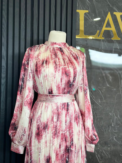 Elegantes Plissee-Kleid in Rosé-Marmoroptik