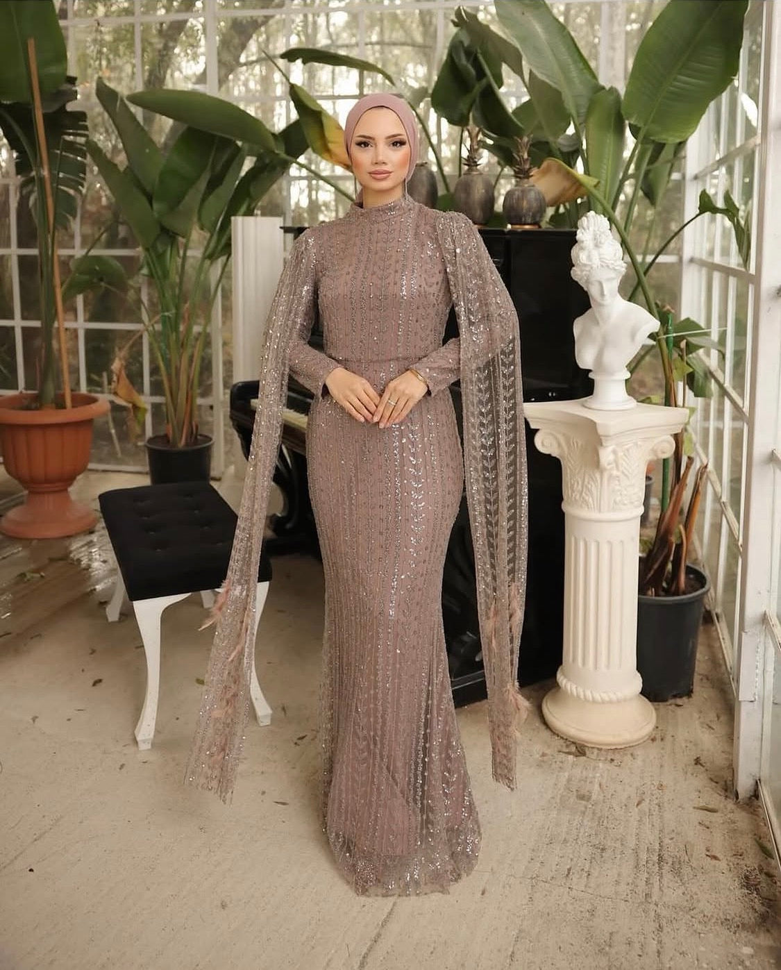 Abendkleid in Mocha mit Perlen- und Paillettenstickerei