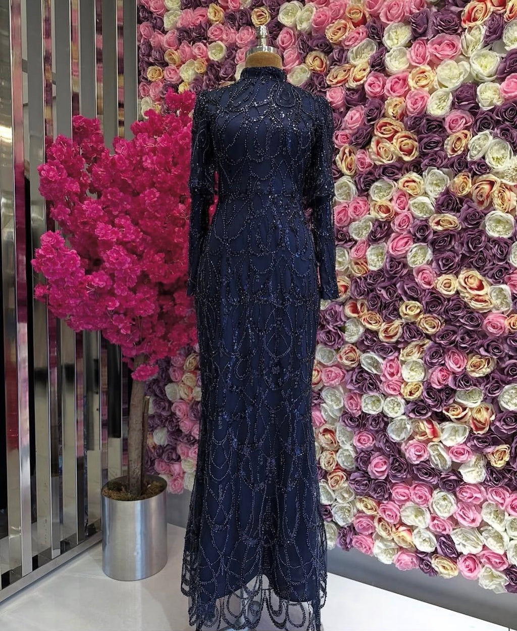 Abendkleid in Dunkelblau mit Perlen- und Paillettenstickerei