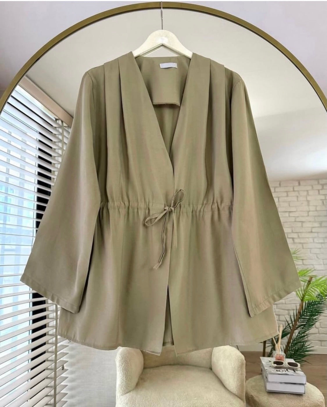 Taillierter Modal-Kimono mit Tunnelzugband – Olivgrün