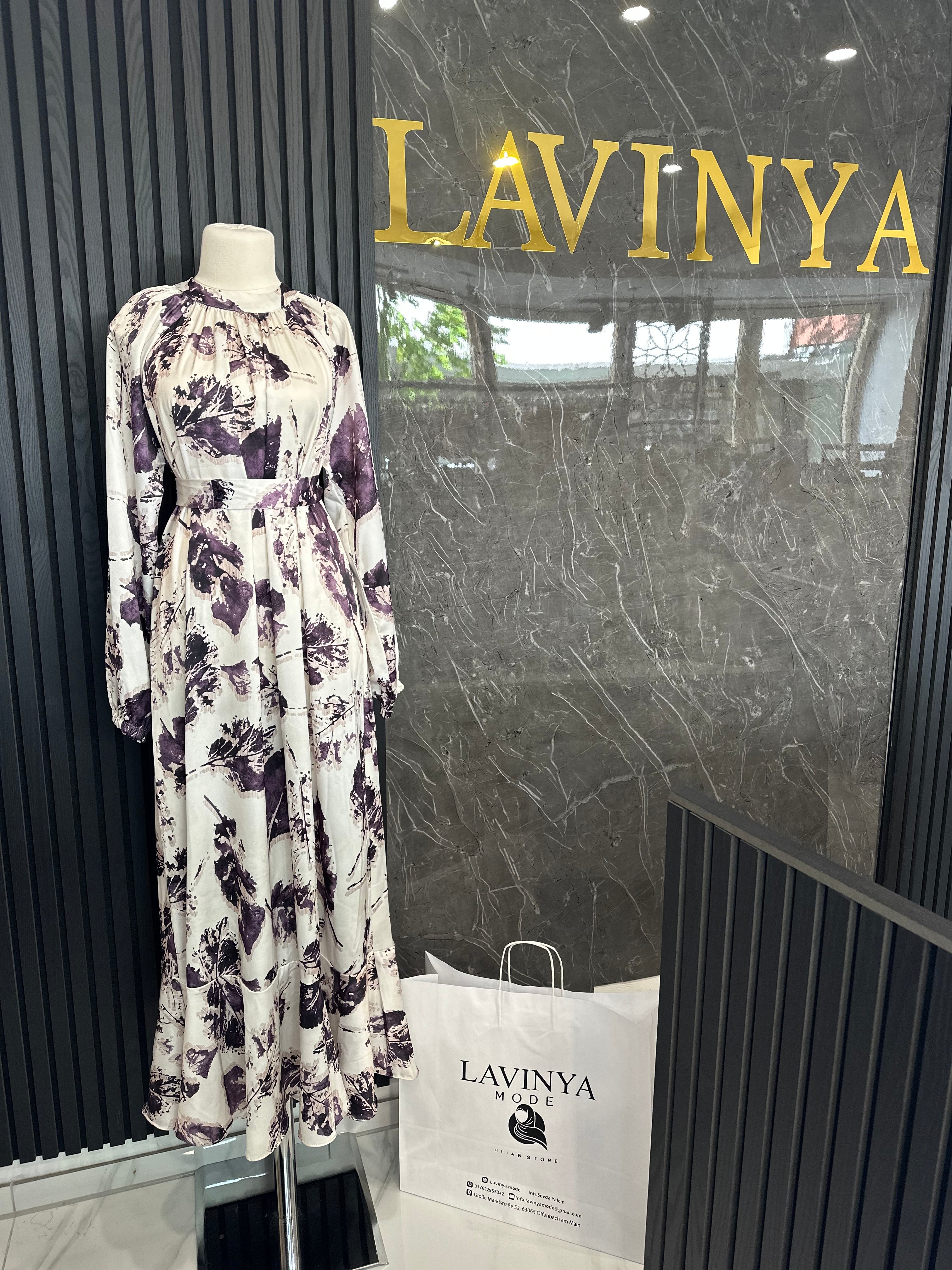 Romantisches Maxikleid mit floraler Note in Weiß -Lila