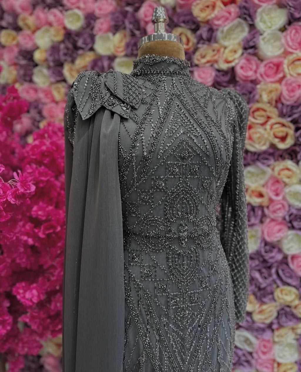 Abendkleid in Grau mit Perlen- und Paillettenstickerei