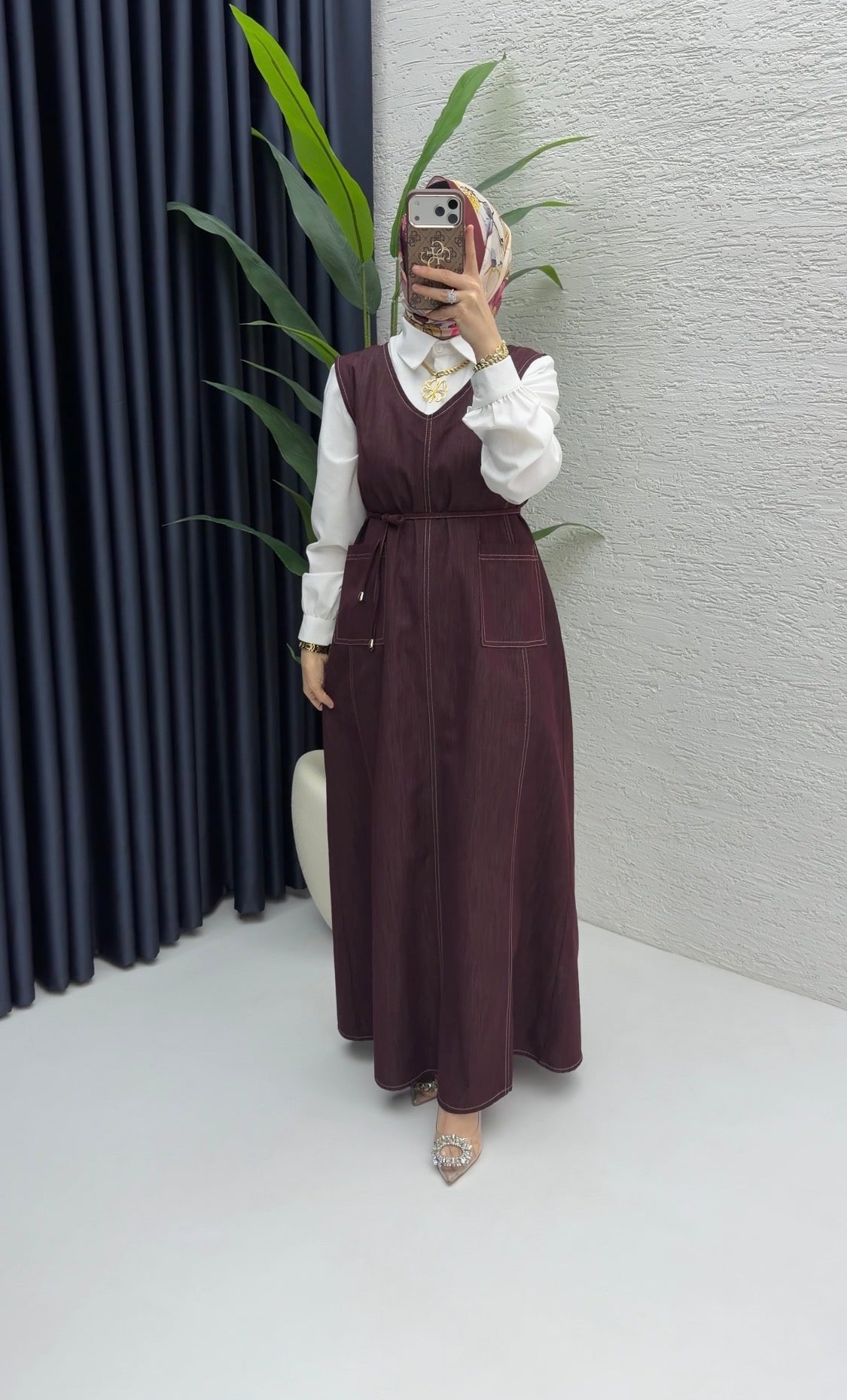 Jeans-Trägerkleid in Bordeauxrot