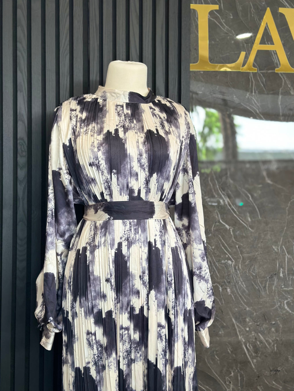 Zeitloses Plissee-Kleid in Schwarz-Weiß