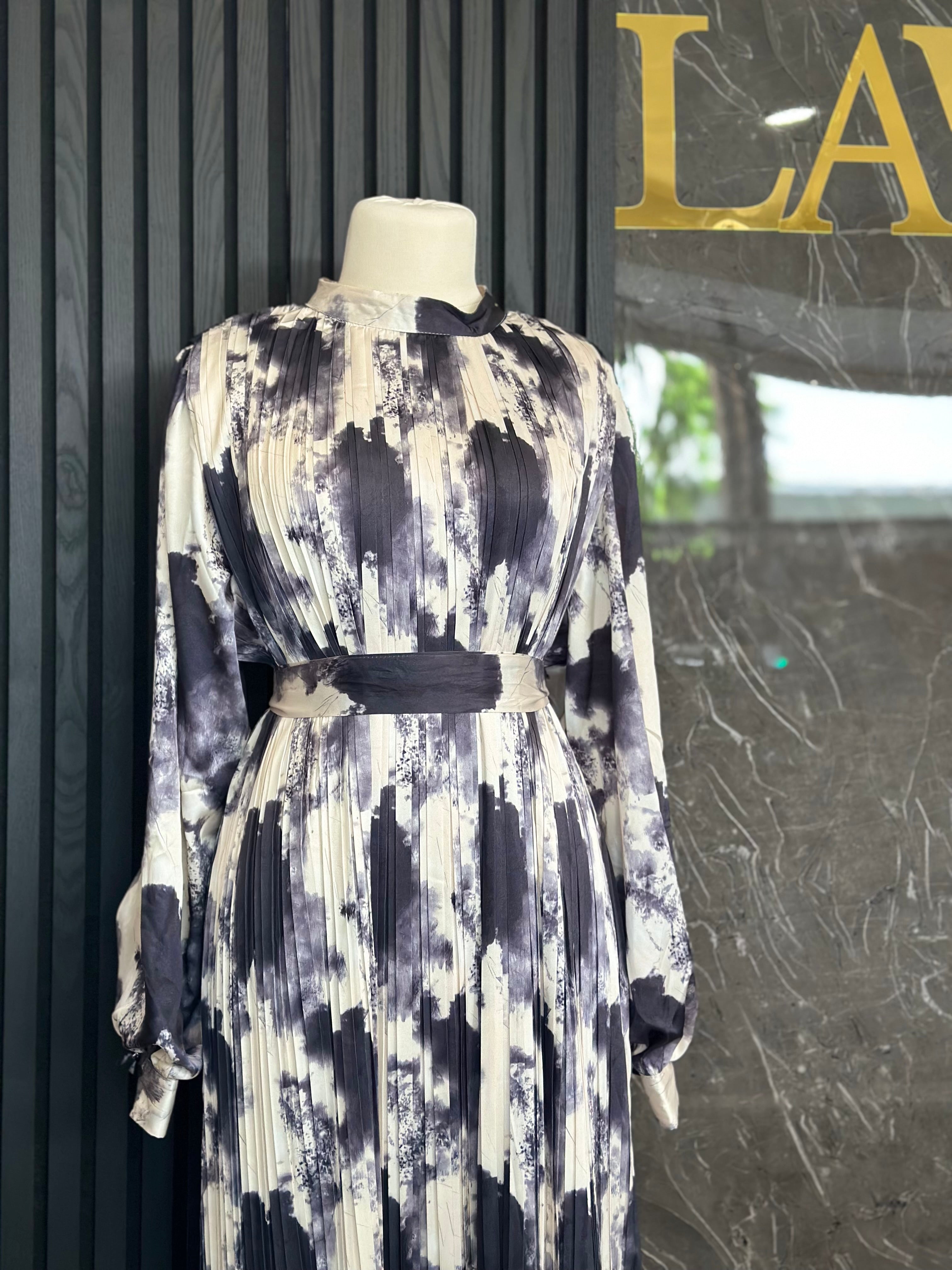 Zeitloses Plissee-Kleid in Schwarz-Weiß