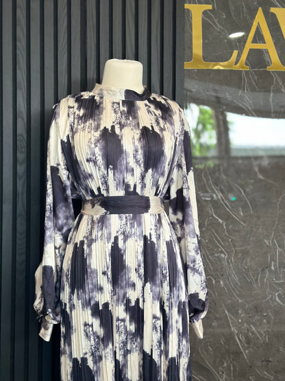 Zeitloses Plissee-Kleid in Schwarz-Weiß