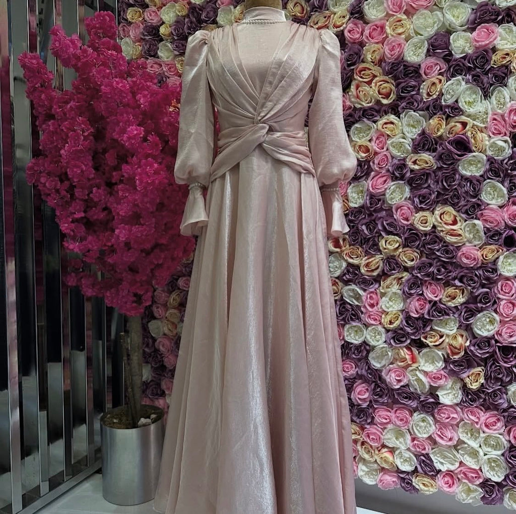 Abendkleid in Rosé mit Satin-Glanz