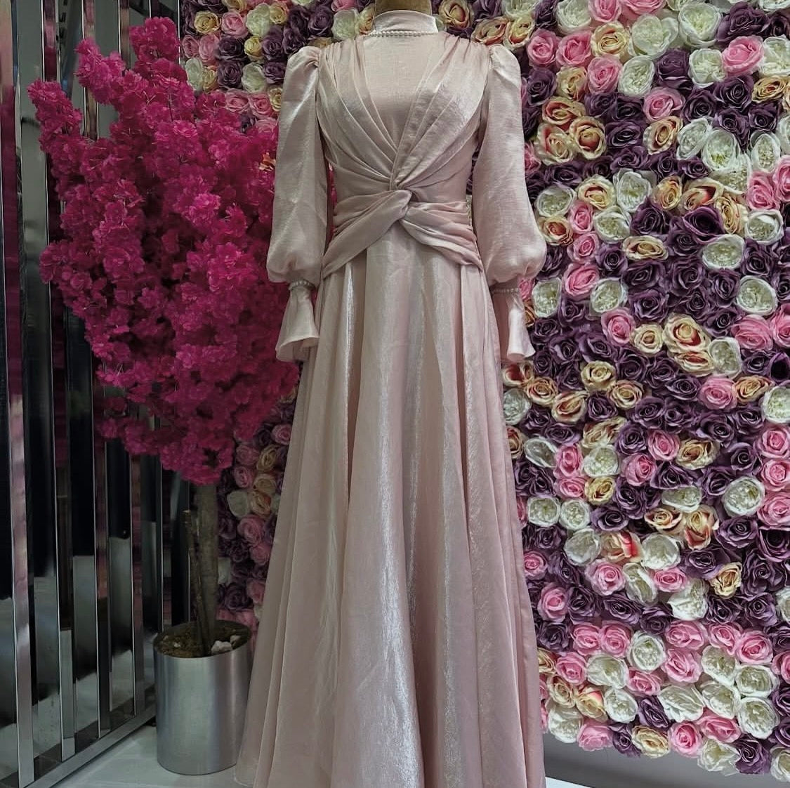 Abendkleid in Rosé mit Satin-Glanz