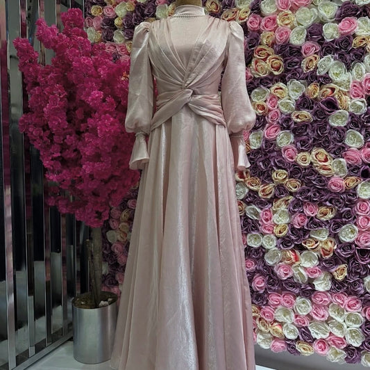 Abendkleid in Rosé mit Satin-Glanz