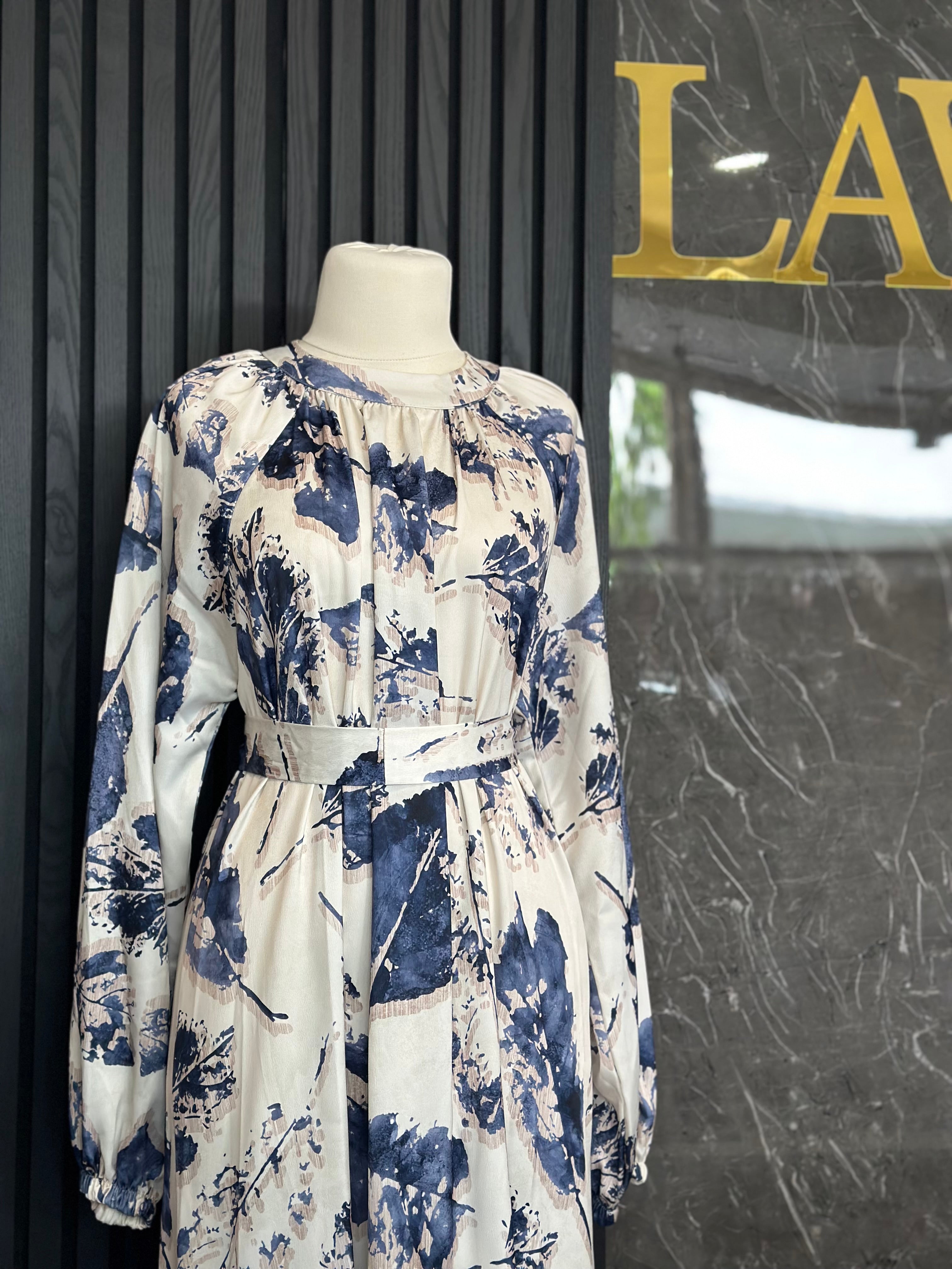 Romantisches Maxikleid mit floraler Note in Creme-Blau