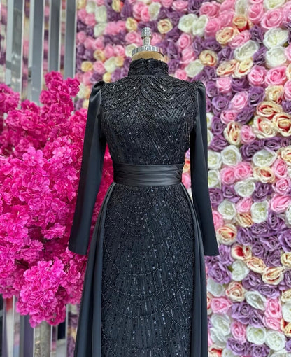 Abendkleid in Schwarz mit eleganten Satin-Schleppe