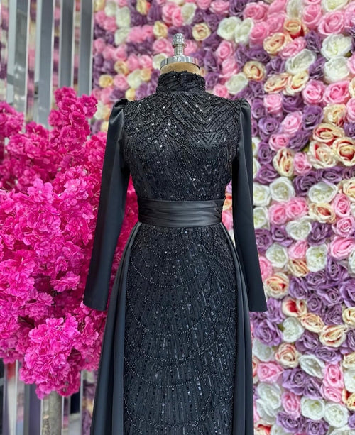 Abendkleid in Schwarz mit eleganten Satin-Schleppe