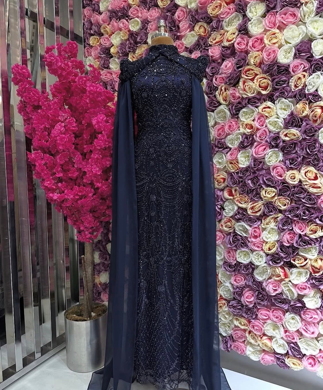 Luxuriöses Abendkleid in Dunkelblau mit Perlen- und Paillettenstickerei