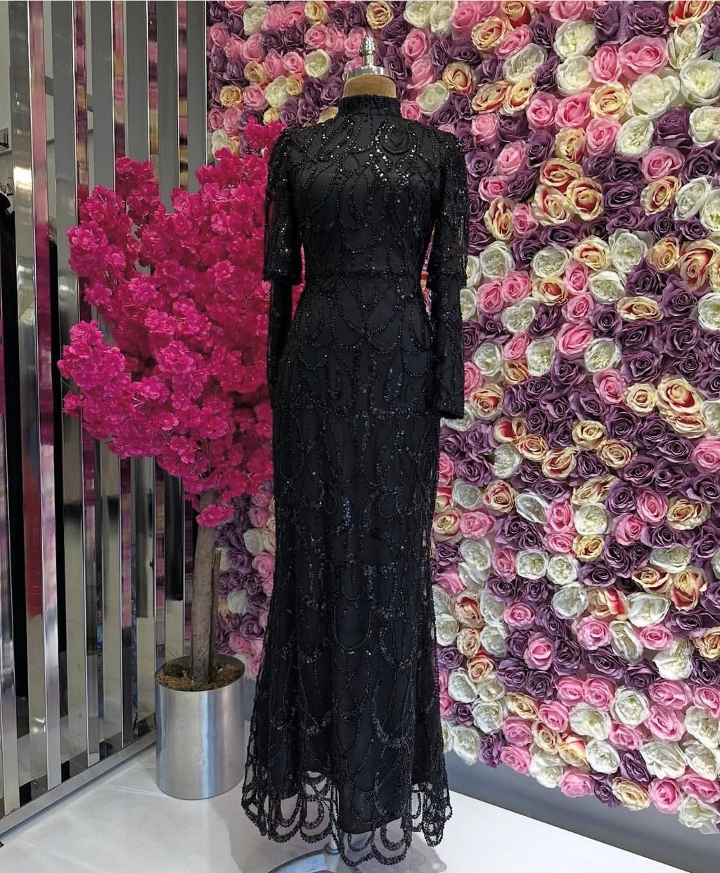 Abendkleid in Schwarz mit Perlen- und Paillettenstickerei