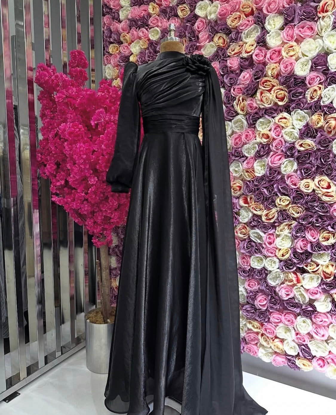 Abendkleid in Schwarz mit Satin-Glanz