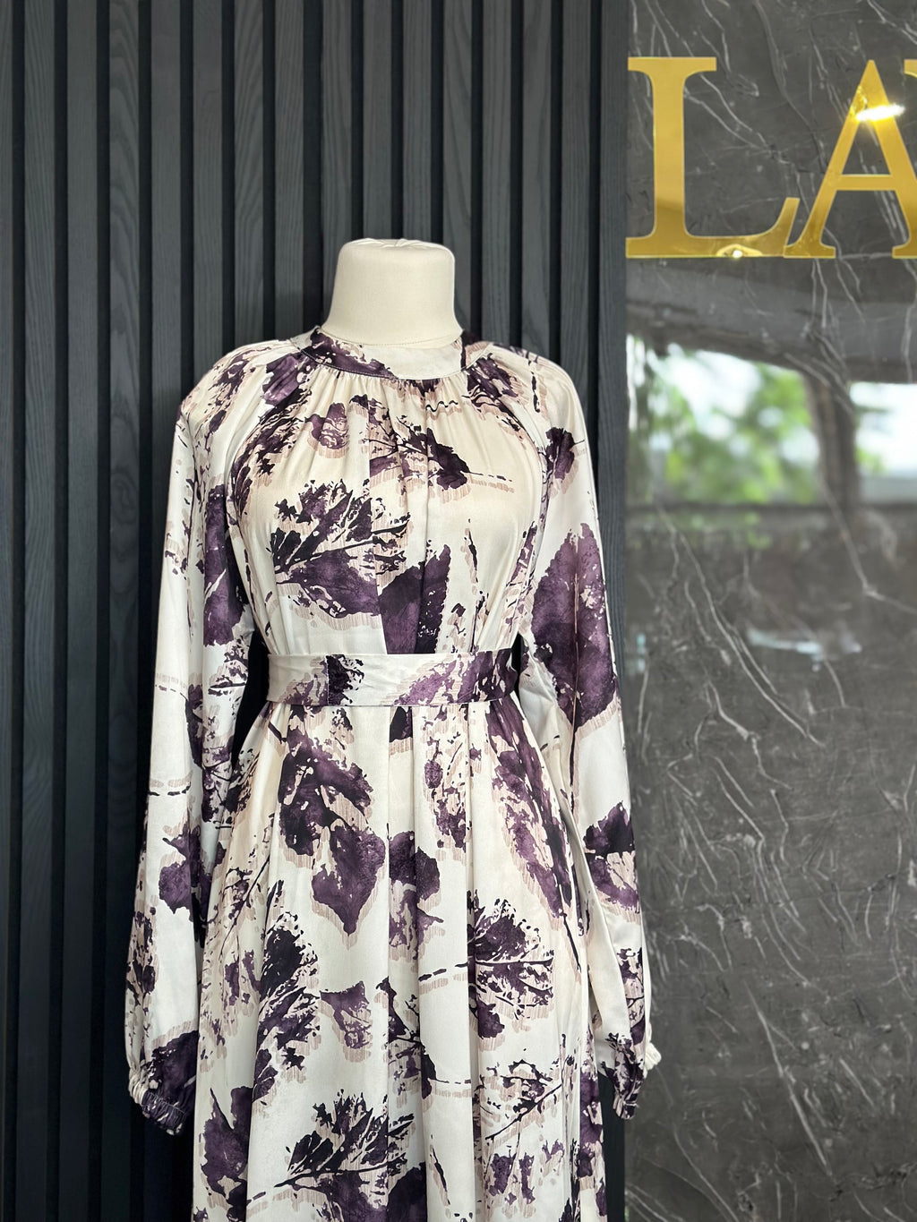 Romantisches Maxikleid mit floraler Note in Weiß -Lila