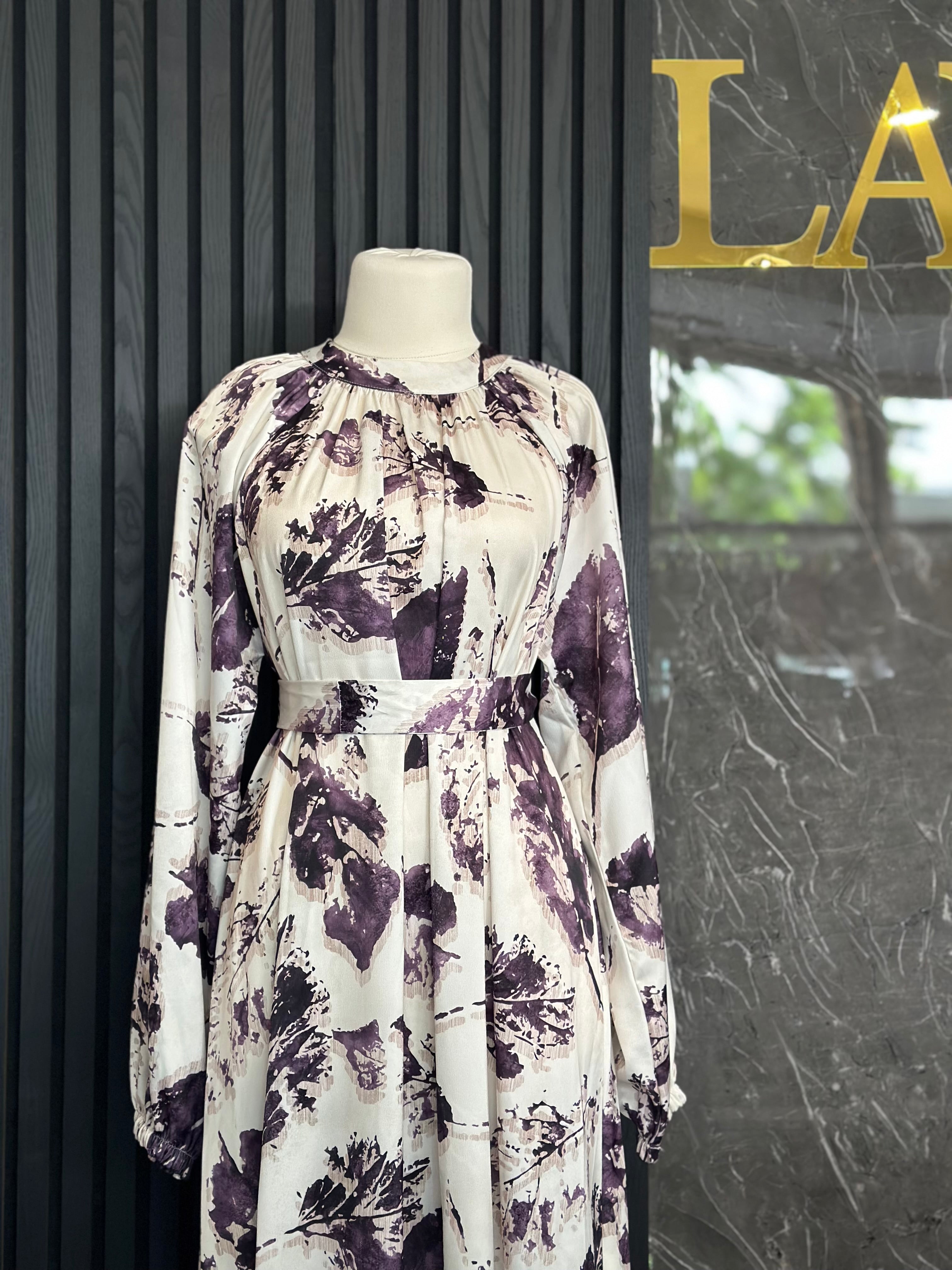 Romantisches Maxikleid mit floraler Note in Weiß -Lila