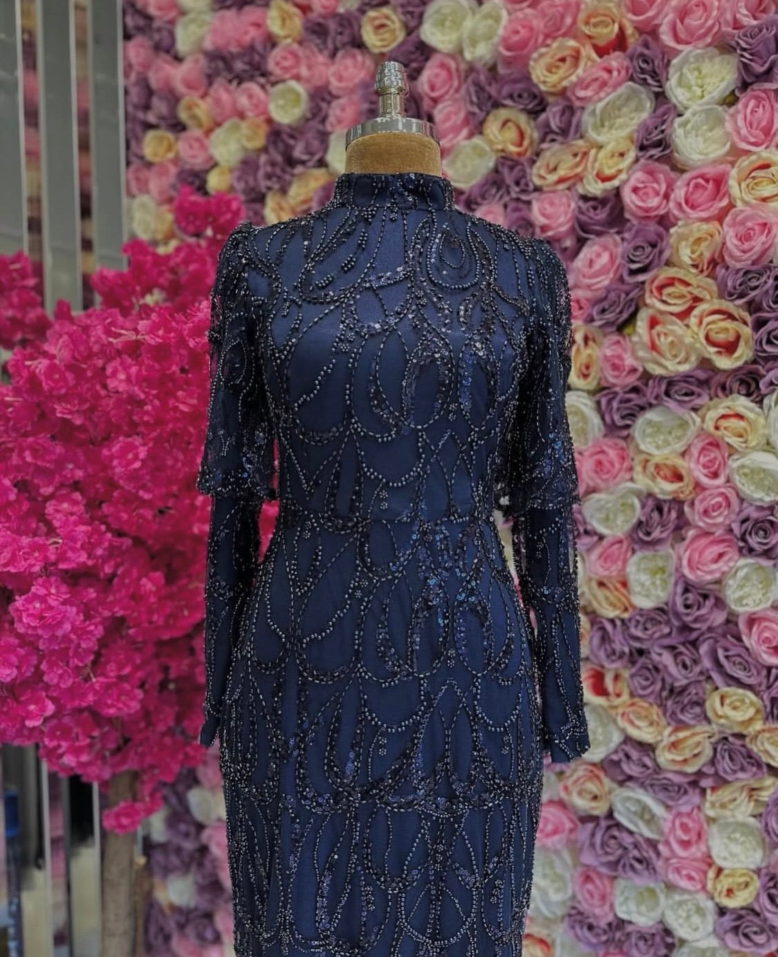 Abendkleid in Dunkelblau mit Perlen- und Paillettenstickerei
