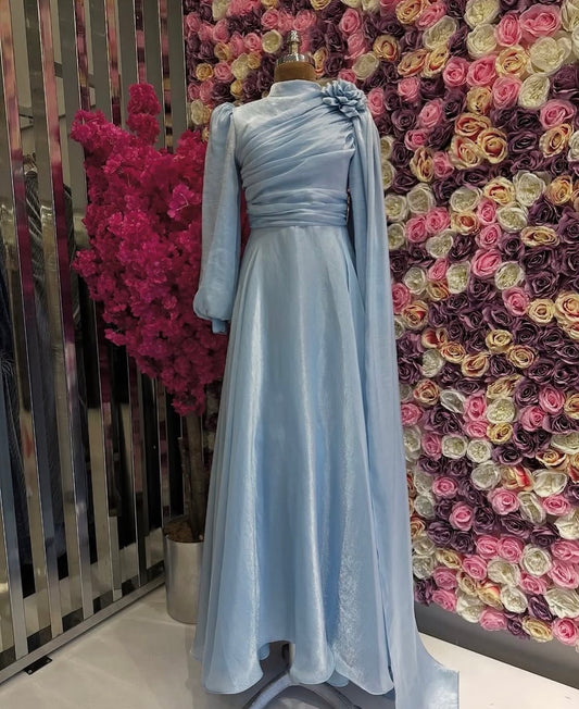 Abendkleid in Hellblau mit Satin-Glanz