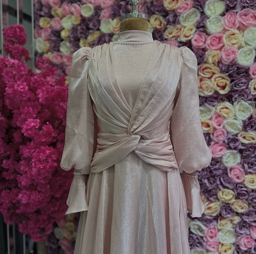 Abendkleid in Rosé mit Satin-Glanz