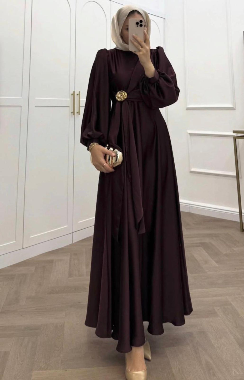 Satin Wickelkleid mit Brosche