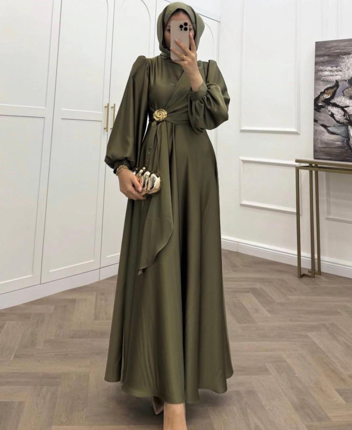 Satin Wickelkleid mit Brosche